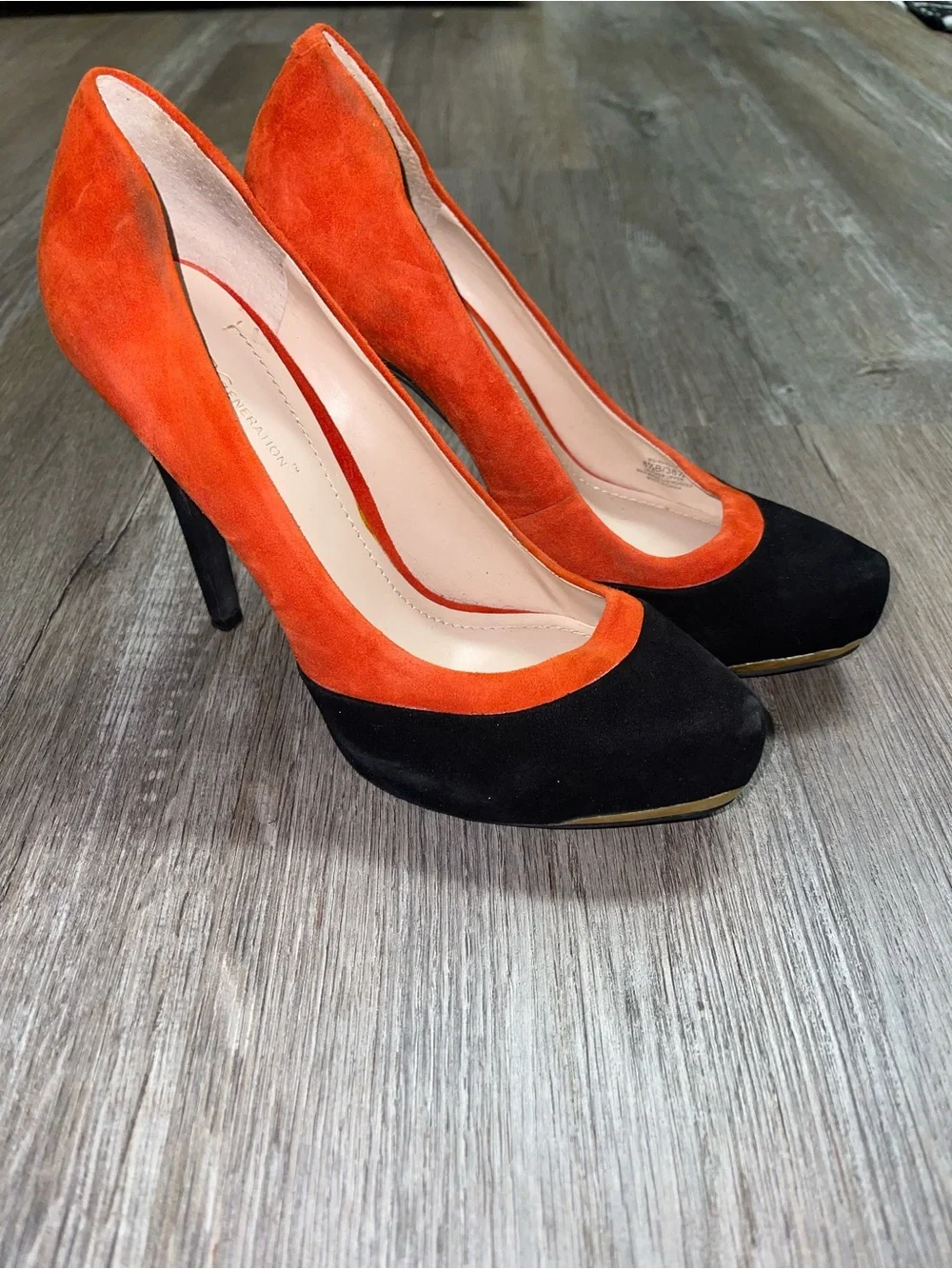 BCBGeneration Women Red Black Suede Leather High Heels Size 8.5 Mod Edgy